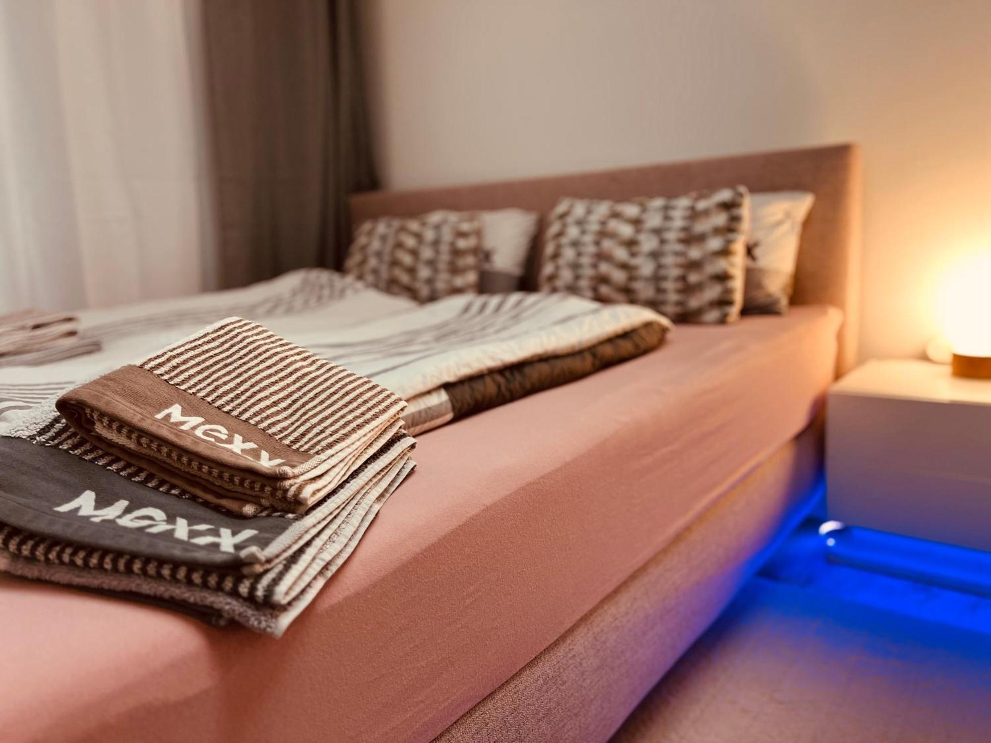 Apartamento Cologne Luxe Living: Opulent Elegance Unleashed Exterior foto